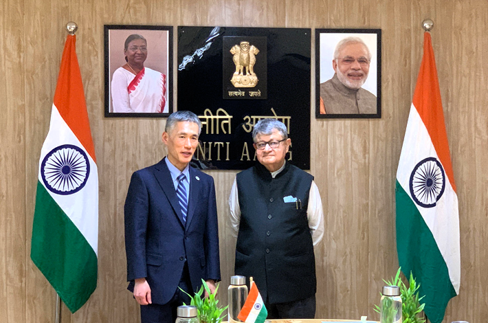 インド政策委員会スーマン・ベリー副委員長とNEDO横島副理事長の写真