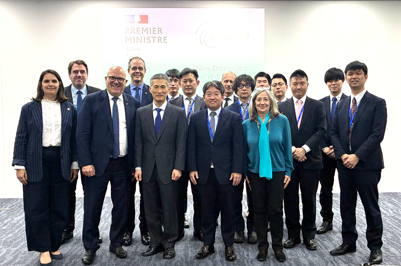 ネドとフランス首相府投資事務総局との集合写真