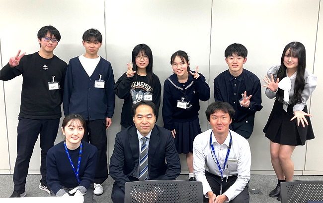 越境部活動エネルギー部の高校生とネド関係者との集合写真