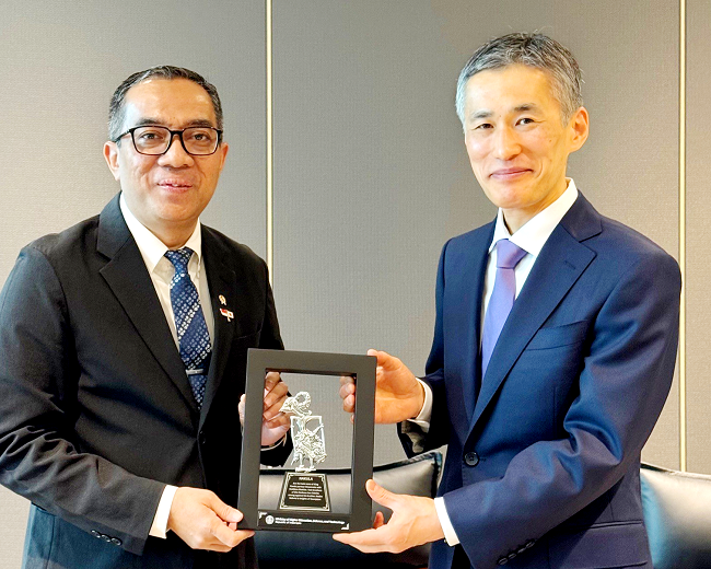 ブライアン ユリアルト大臣とネド横島副理事長の写真