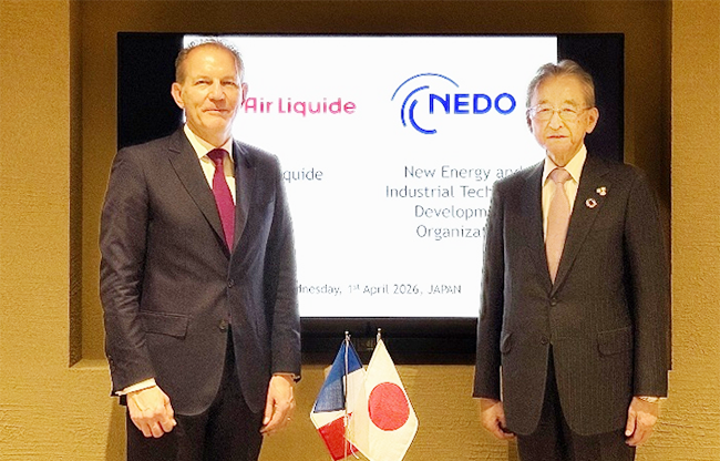 Photo of Mr. SAITO Tamotsu, Chairman of NEDO, and Mr. François Jackow, CEO of Air Liquide