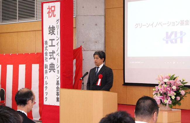 竣工式典で挨拶を述べるネド松本理事の写真