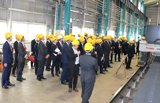 工場内見学の様子の写真