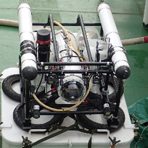 海底のアンカー・チェーン敷設状況を確認する遠隔操作型無人潜水機（ROV）
